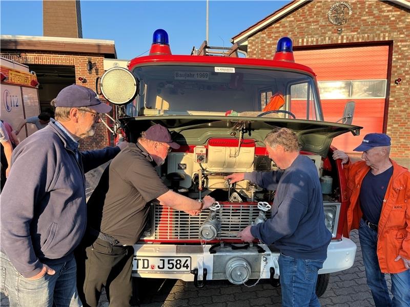 Blick auf den Motor des Oldtimers: Das Löschgruppenfahrzeug vom Typ LF8, ein „Hanomag Henschel F55“, ist der Stolz der Königreicher. Foto: Vasel