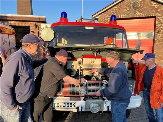 Blick auf den Motor des Oldtimers: Das Löschgruppenfahrzeug vom Typ LF8, ein „Hanomag Henschel F55“, ist der Stolz der Königreicher. Foto: Vasel