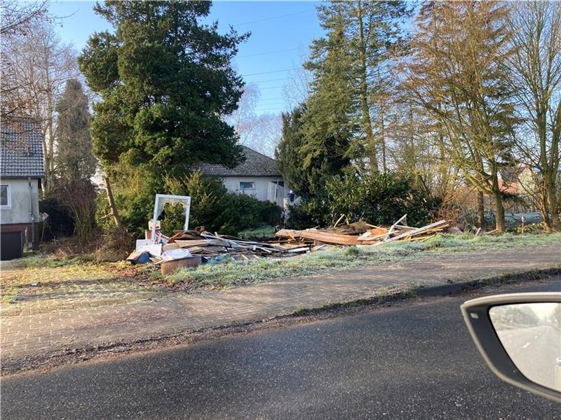 Blick auf den Müll in Bassenfleth, Nachbarn sprechen bereits von einem Rattenproblem an der Kreisstraße. Foto: Vasel