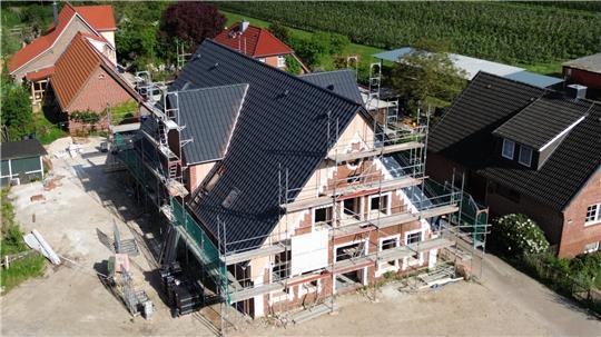 Blick auf den Neubau mit der alten Fassade von 1910 an der Straße.