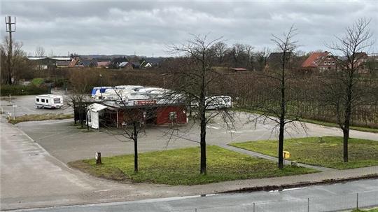 Blick auf den Parkplatz Sandhörn in Hollern-Twielenfleth, im Winter stehen hier die Wohnwagen der Lühesand-Dauercamper.