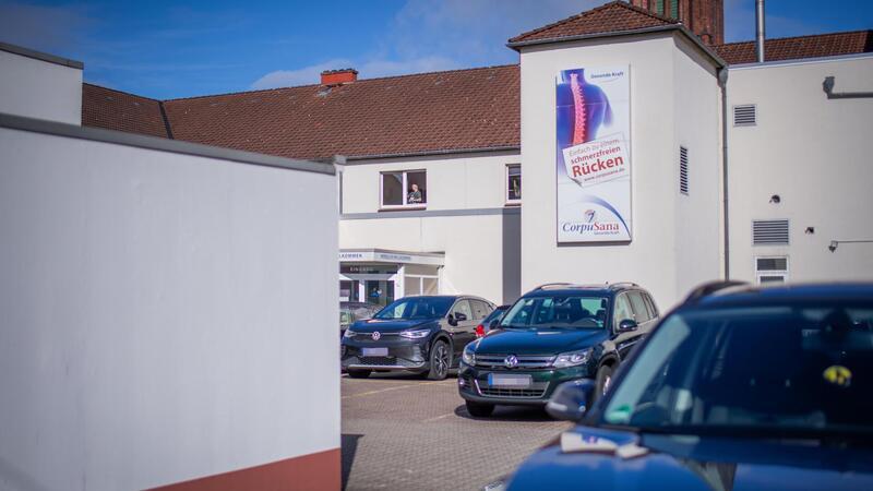 Blick auf den Parkplatz, wo mutmaßlich die Schüsse gefallen sind. 