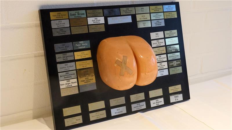 Blick auf den Pokal der „Eisarschregatta“ des Lübecker Yacht-Clubs.