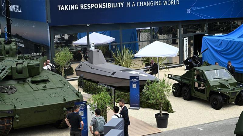 Blick auf den Rheinmetall-Messestand bei der Eurosatory - es waren nicht nur Panzer und andere Militärfahrzeuge zu sehen, sondern auch ein kleines Schiff, und zwar ein Drohnenboot.