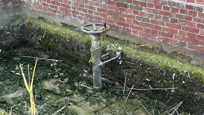 Deichverband erhöht Sicherheit: Altes Siel in Groß Hove wird umgebaut Blick auf den Schieber auf der Außendeichsseite des Siels in Groß Hove.