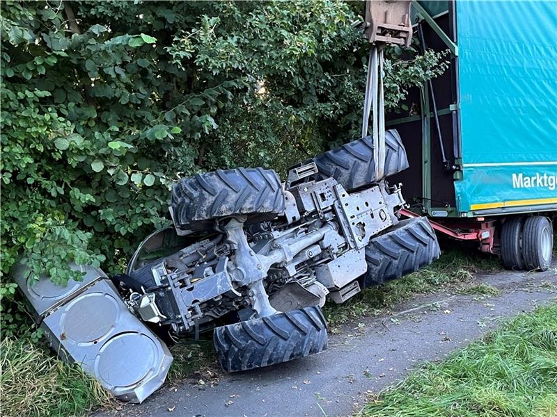 Blick auf den Schlepper am Grabenrand. Foto: Vasel