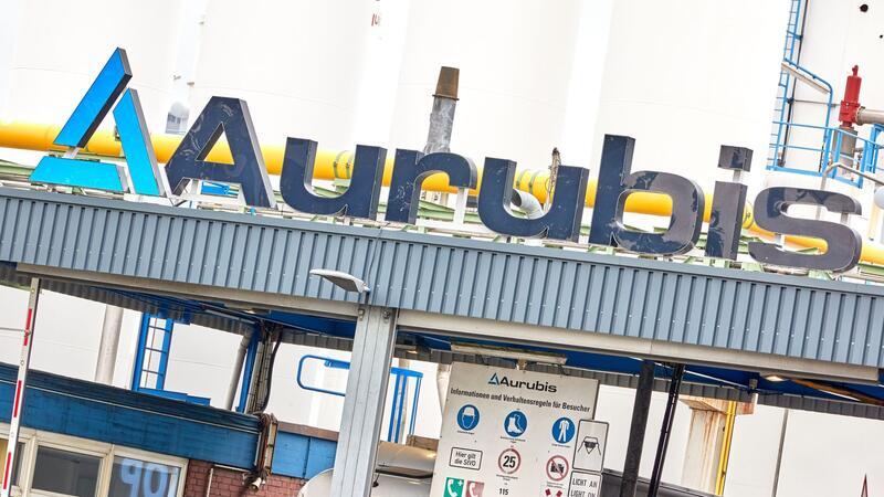 Nach Millionenschaden durch Betrug und Diebstahl: Aurubis-Chef wirbt um Vertrauen Blick auf den Schriftzug „Aurubis“ über dem Eingangstor zum Aurubis Werk Ost.