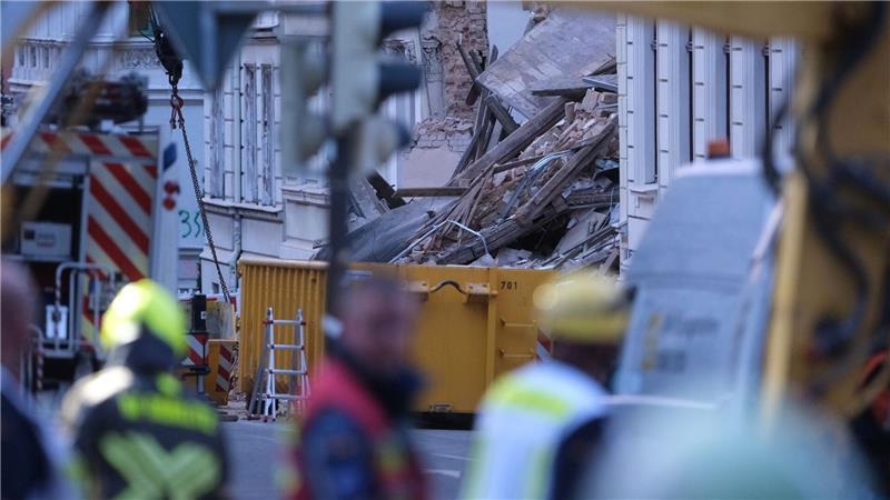 Blick auf den Schuttberg des eingestürzten Wohnhauses in der Innenstadt von Görlitz.