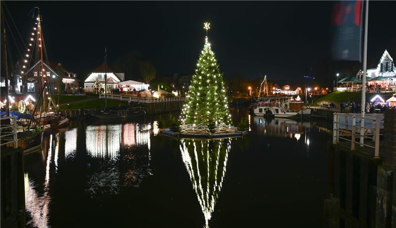 Blick auf den Schwimmender Weihnachtsbaum im Hafen von Carolinensiel. Foto: Lars Klemmer/dpa