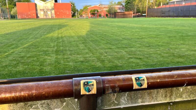 Kreis Stade weitet Betriebszeit des Fußballplatzes in Steinkirchen aus Blick auf den Sportplatz Striep.