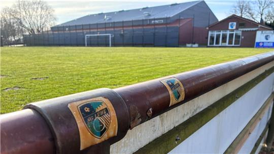 Blick auf den Sportplatz Striep in Steinkirchen: Am Sonntag, 15 Uhr, tritt die SG Lühe gegen die FSV Bliedersdorf/Nottensdorf an.