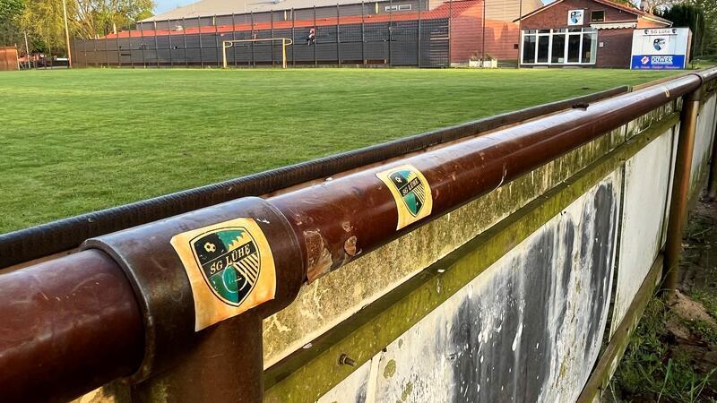 Blick auf den Sportplatz Striep in Steinkirchen: Hinter dem Tor ist die Sportthalle zu sehen, rechts steht das Vereinsheim der SG Lühe.