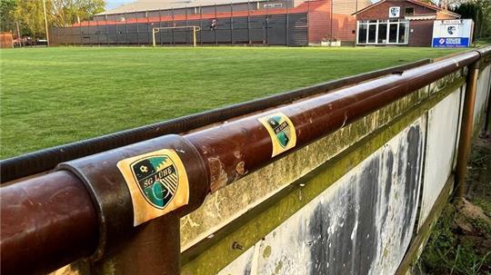 Blick auf den Sportplatz Striep in Steinkirchen: Hinter dem Tor ist die Sportthalle zu sehen, rechts steht das Vereinsheim der SG Lühe.