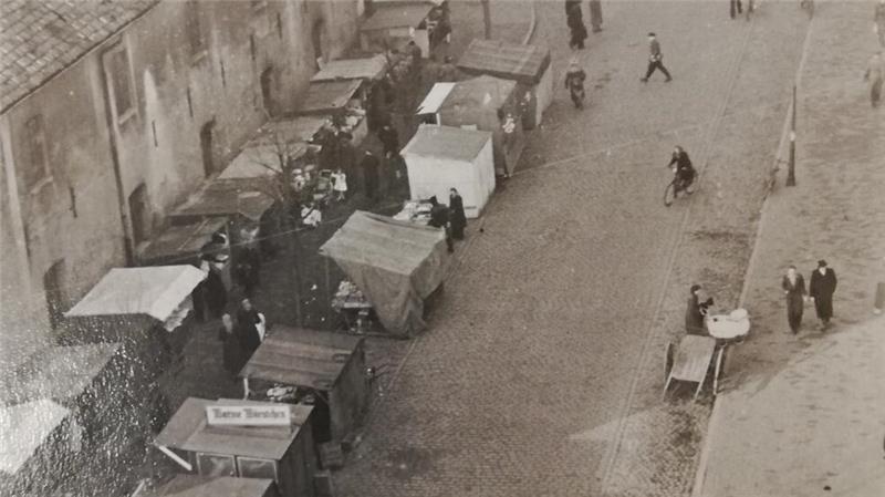 Blick auf den Stader Wochenmarkt entlang des Zeughauses 1953.