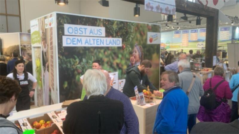 Blick auf den Stand des Fördervereins Integriertes Obst auf der Grünen Woche in Berlin.