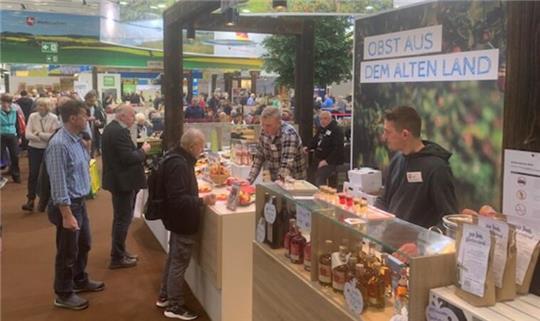 Blick auf den Stand von Obstbau und Tourismus auf der Grünen Woche in Berlin.