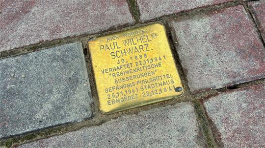 Blick auf den Stolperstein am Estedeich 30 für das NS-Opfer Paul Wilhelm Schwarz (1888 - 1941) aus Cranz.