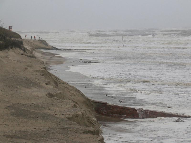 Blick auf den Strand und die Abbruchkante auf der Insel Wangerooge. Foto: Peter Kuchenbuch-Hanken/dpa
