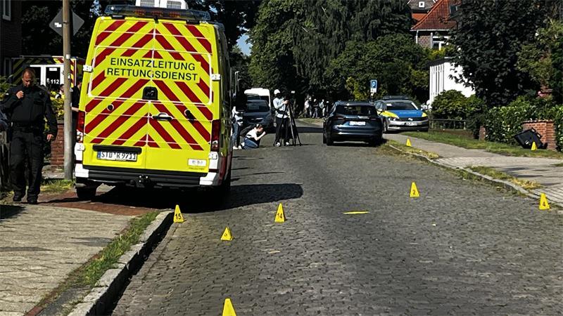 Sechs Tote nach blutiger Gewalttat in Mutter-Kind-Heim in Stade Blick auf den Tatort: Auf dem Boden liegen unter anderem Munitionsreste.