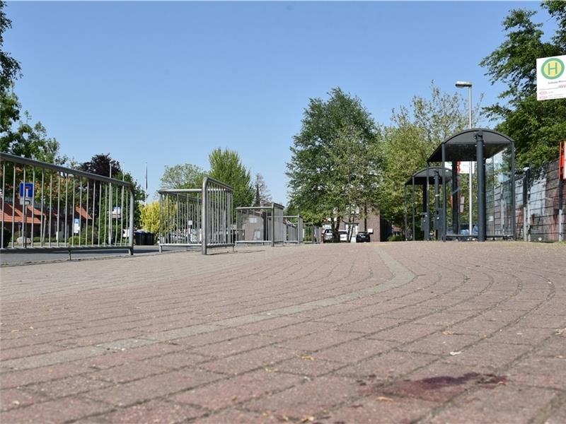 Gesuchter Straftäter greift Polizisten an Blick auf den Tatort im Drochterser Zentrum: An der Bushaltestelle bei Schule und Rathaus begann der Einsatz am Mittwoch. Foto: Beneke