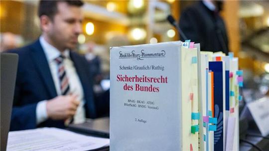 Blick auf den Tisch der Anwälte der AfD  im nordrhein-westfälischen Oberverwaltungsgericht Münster.