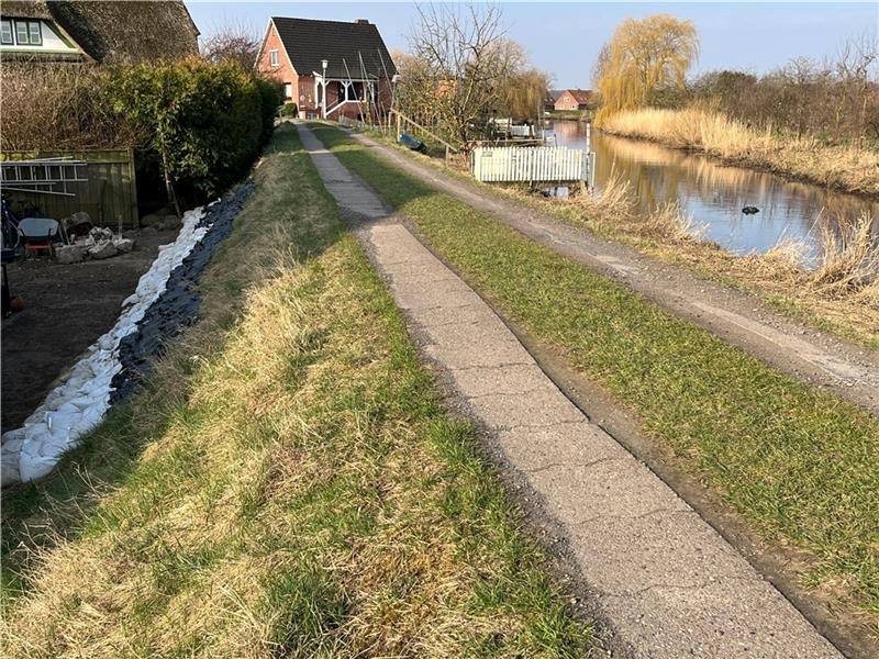 Blick auf den Umdeich in Neuenkirchen, eine Sandsackmauer stützt den Deich landseits. Foto: Vasel