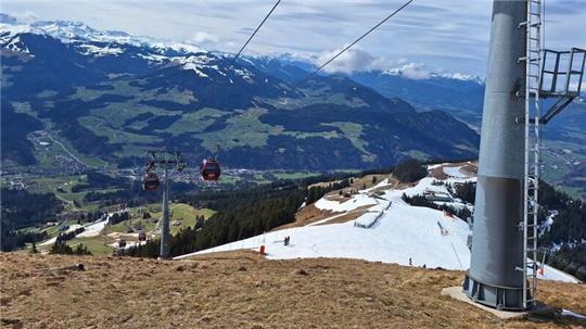 Blick auf den Unfallort. Eine deutsche Gleitschirmpilotin ist in Hopfgarten im Brixental gegen die Gondel einer Seilbahn geprallt.