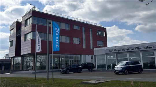 Blick auf den Unternehmenssitz der Karl Meyer AG in Wischhafen und das Autohaus.