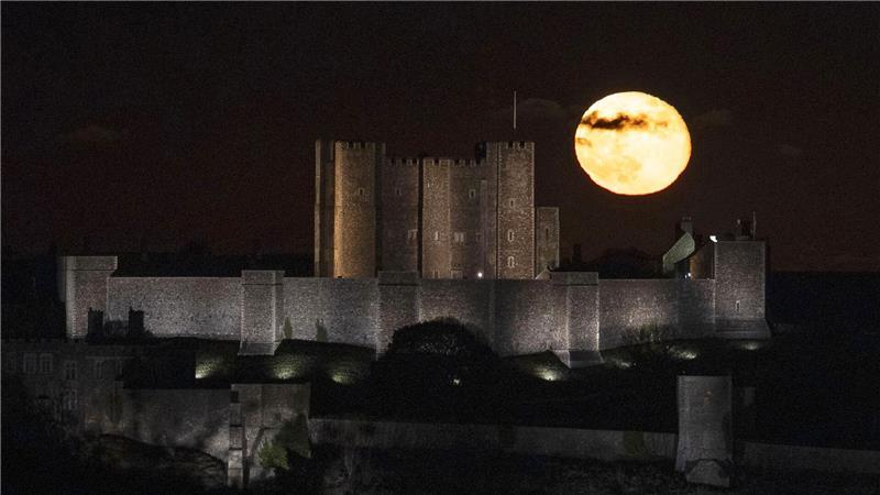 Blick auf den Vollmond, der über dem Dover Castle in Kent aufgeht. 