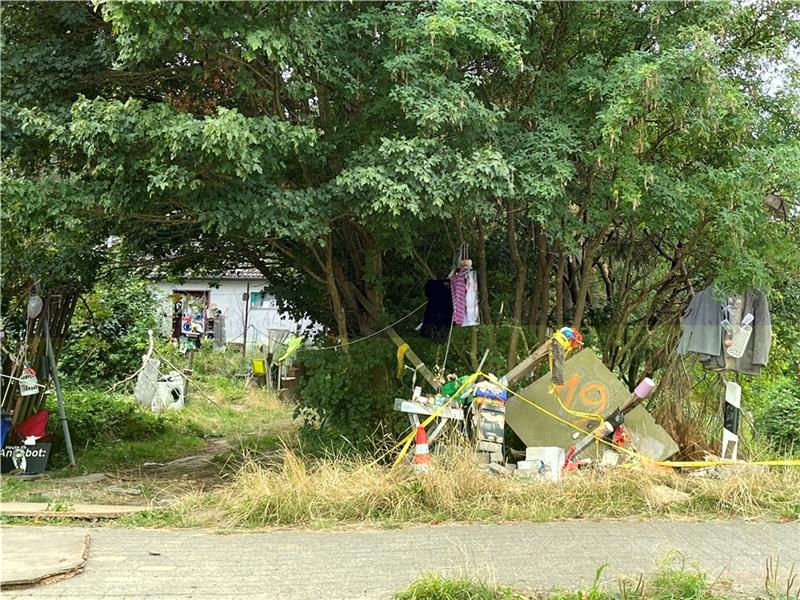 Blick auf den Vorgarten des Axtmanns: Stacheldraht und Müll. Foto: Vasel