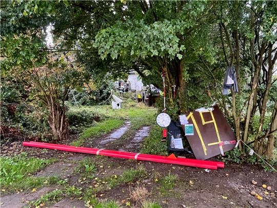 Blick auf den Vorgarten des psychisch kranken Altländers. Immerhin: Der Stacheldraht und der Müll wurden im September entfernt. Foto: Vasel
