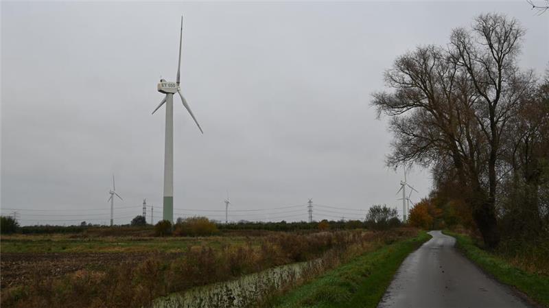 Altländer machen sich für Windkraftanlagen an der A26 stark Blick auf den Windpark in Agathenburg zwischen Moor und Marsch.