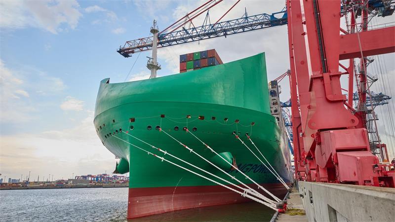 Blick auf den aerodynamischen Bug des Containerschiffs „Notre Dame“ im Hafen.