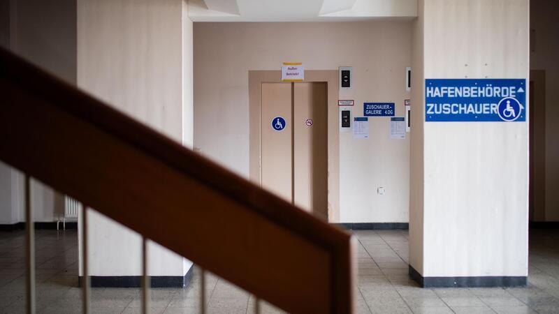 Columbusbahnhof: Diese Nachricht wird Kreuzfahrt-Fans freuen Blick auf den aktuell nicht funktionstüchtigen Lift zur Zuschauergalerie der Columbuskaje.