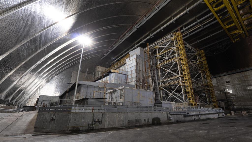 Blick auf den alten Sarkophag im Inneren des "New Safe Confinement" des Kernkraf...
