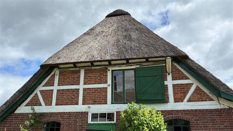 TV-Kommissarin „wohnt“ hier: Bekanntestes Altländer Bauernhaus wird saniert Blick auf den alten Schafstall mit alten Prunk-Balken von 1606, heute als Café genutzt.