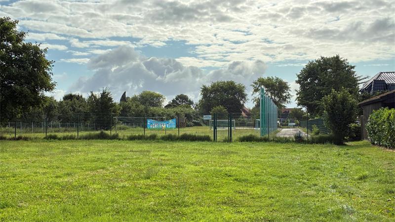 Blick auf den alten Sportplatz: Auch auf diesen Flächen entsteht das neue Wohngebiet in der Gemeinde Guderhandviertel.