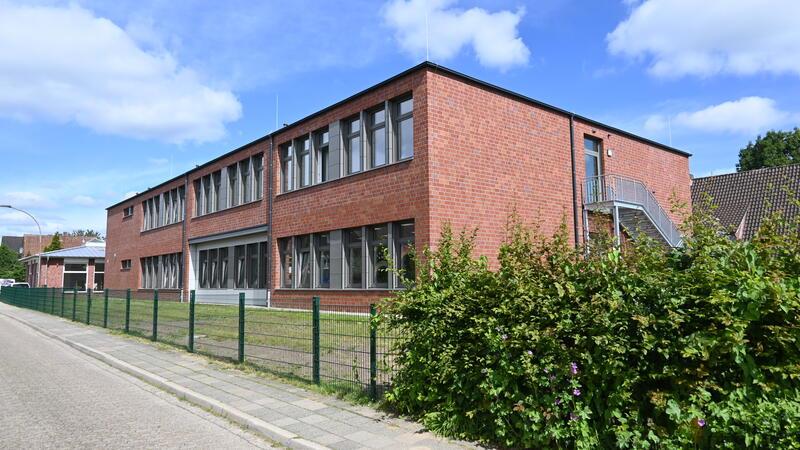 Blick auf den aufgestockten Erweiterungsbau der Oberschule Horneburg nördlich der Langenbeckstraße.