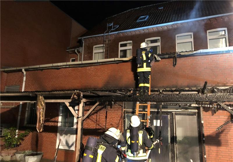 Blick auf den ausgebrannten Unterstand: Mit einer Wärmebildkamera kontrollieren die Feuerwehrleute die Einsatzstelle. Foto Haase