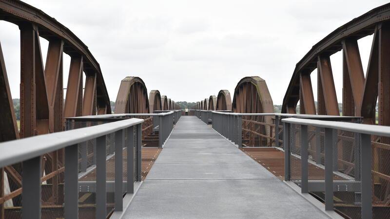 Blick auf den begehbaren Skywalk auf der historischen Dömitzer Eisenbahnbrücke an der Elbe.