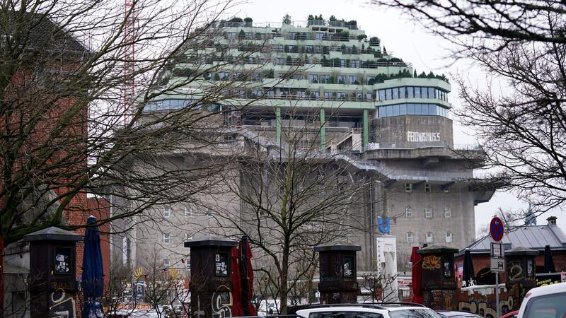 Bauarbeiter stürzt in Feldstraßenbunker in Tiefe – und überlebt Blick auf den begrünten Hochbunker St.Pauli auf dem Heiligengeistfeld.