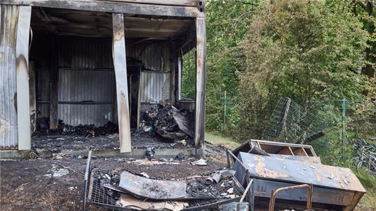  Blick auf den bei einer Explosion völlig zerstörten Wohncontainer einer Flüchtlingsunterkunft. Ein Mensch stirbt, ein Polizist wird schwer verletzt.
