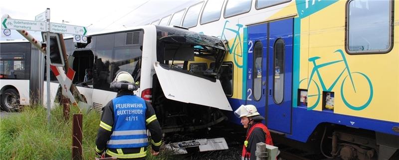 Blick auf den beschädigten KVG-Schulbus kurz nach der Kollision mit einem Metronom am Bahnübergang in Hedendorf. Foto Vasel