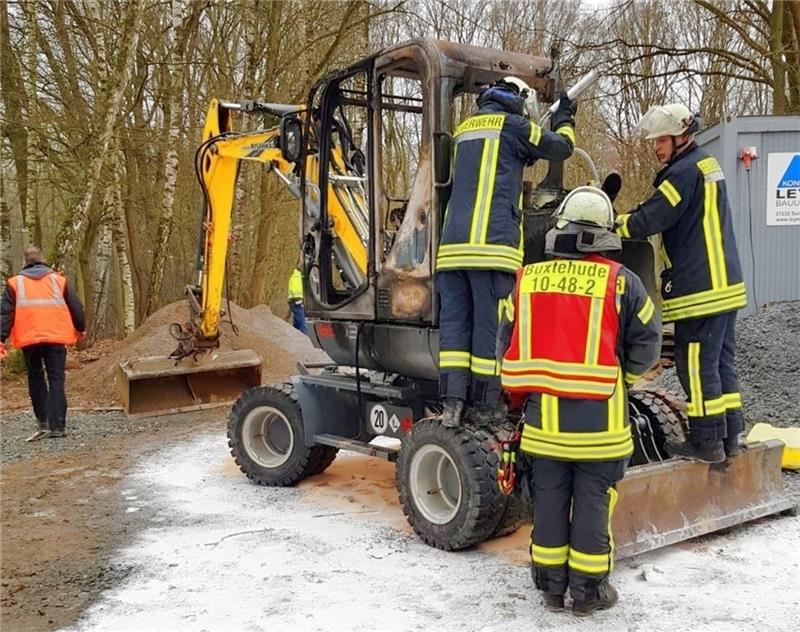 Blick auf den beschädigten Mini-Bagger. Foto: Feuerwehr