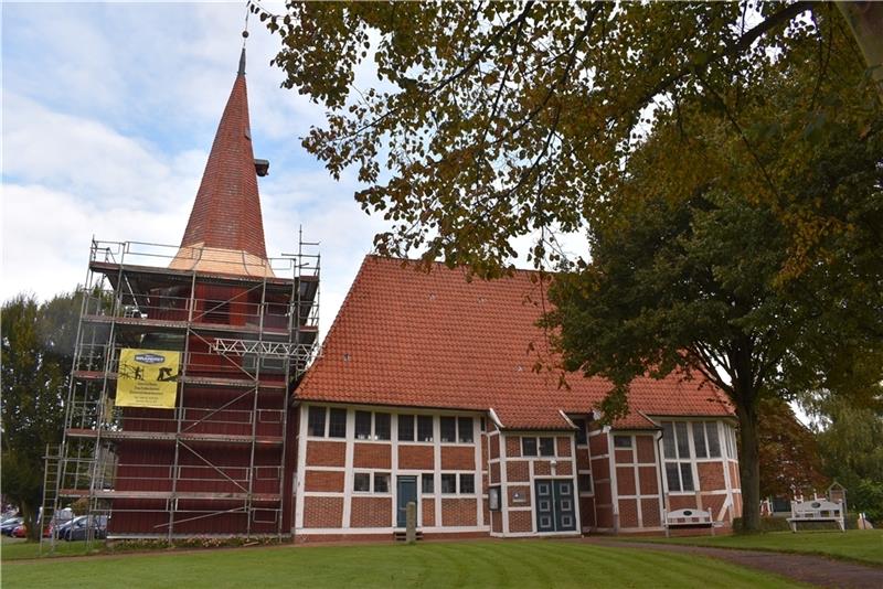 Turmsanierung der St.-Marien-Kirche: Pyramidenhelm ist wieder schick Blick auf den eingerüsteten Turm der St.-Marien-Kirche in Grünendeich. Foto: Vasel