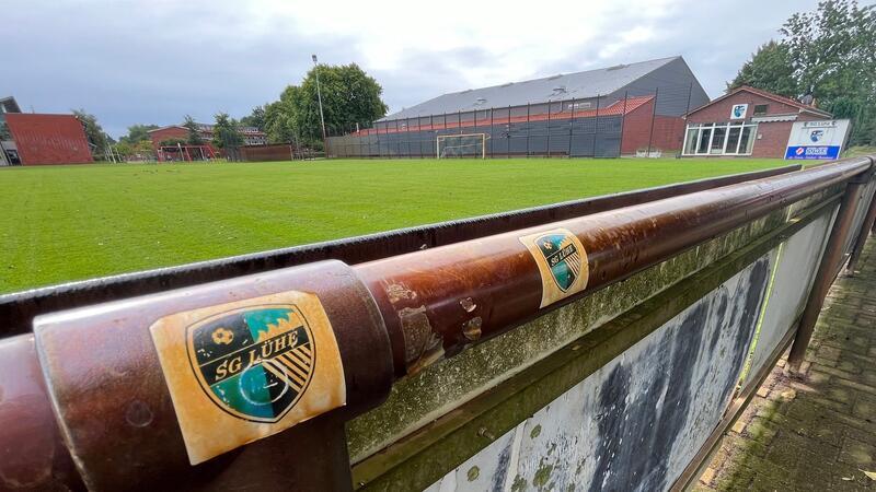 Samtgemeinde Lühe quartiert Schüler und Lehrer in Kindergarten aus Blick auf den für Vereinssport gesperrten Fußballplatz in Steinkirchen.