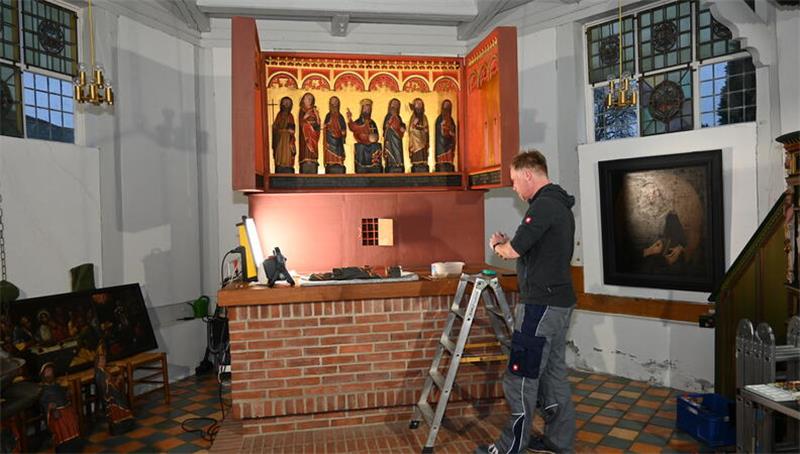 Blick auf den gemauerten Blockaltar mit gotischem Flügelretabel (zweite Hälfte 14. Jahrhundert).