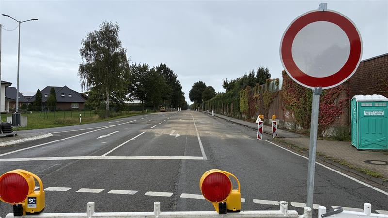 Blick auf den gesperrten B73-Abschnitt zwischen Issendorfer und Stader Straße in Horneburg.