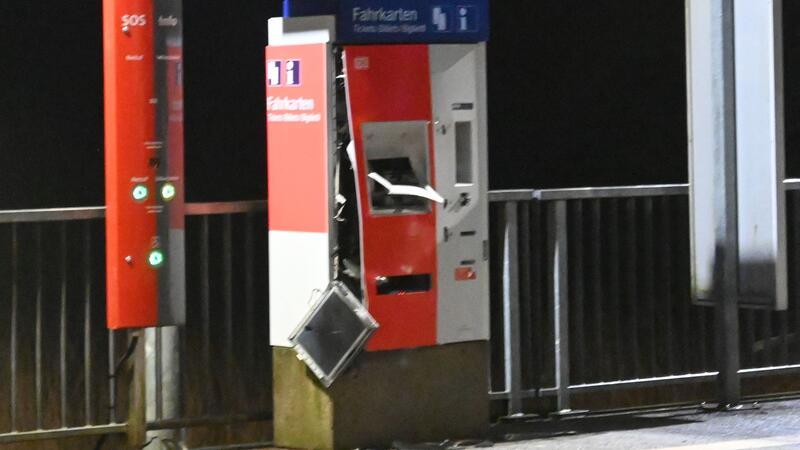Detonation vor Mitternacht: Fahrkartenautomat in Agathenburg gesprengt Blick auf den gesprengten Fahrkartenautomaten auf dem Bahngleis in Richtung Stade.