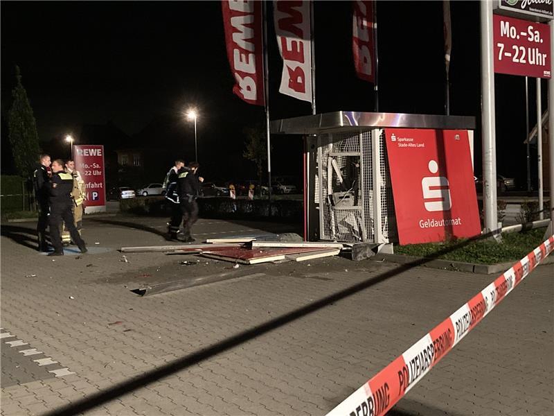 Blick auf den gesprengten Geldautomaten an der Altländer Straße in Stade, die Polizei sichert kurz nach 4.30 Uhr den Tatort. Foto: Vasel